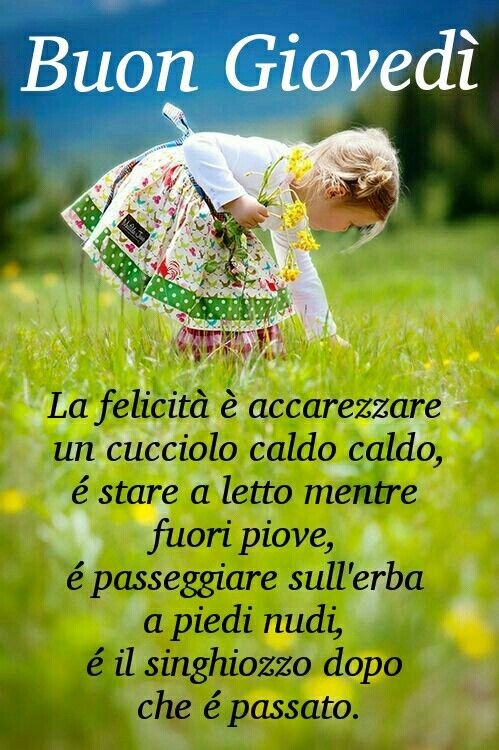 Buon Giovedì la felicità è accarezzare un cucciolo caldo caldo, è stare a letto mentre fuori piove, è passeggiare sull'erba a piedi nudi, è il singhiozzo dopo che é passato